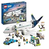 LEGO 60367 City Passagierflugzeug Spielzeug-Set, großes Flugzeug-Modell mit Fahrzeugen des Flughafen-Bodenpersonals: Vorfeldbus, Pushback-Schlepper, Catering-Lader, Gepäckwagen und 9 Minifiguren